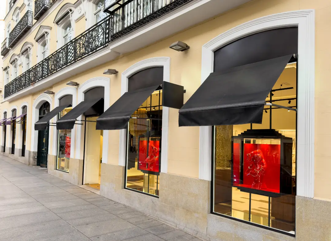 Façade vitrine de magasin en aluminium sur mesure à Pons